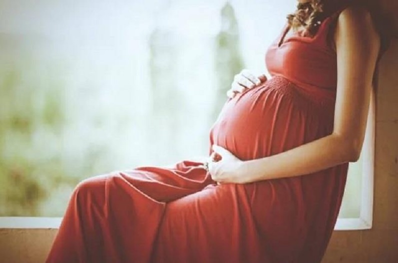 गर्भवती महिला ने कहा- आवाज कम करो तो बौखलाया पड़ोसी, दनादन दाग दी गोलियां, हो गया गर्भपात