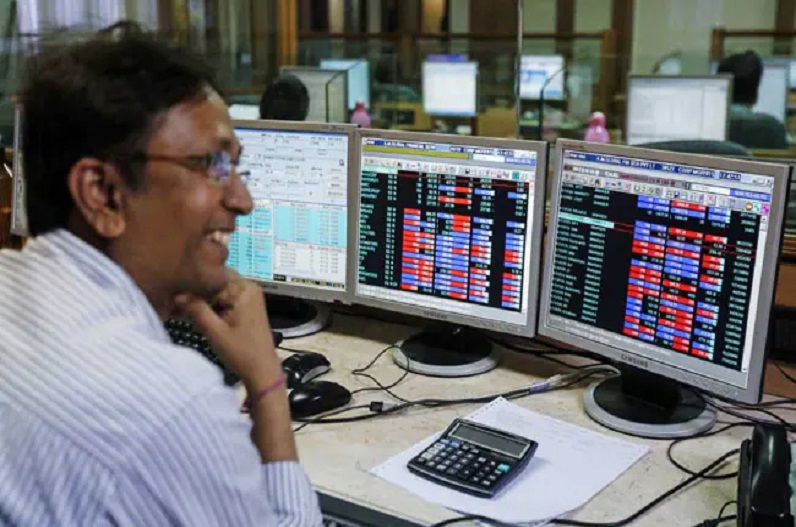 टॉप गियर में सेंसेक्स.. 350 अंकों की बढ़त के साथ पहली बार 60,000 के पार, निफ्टी 17,900 से आगे निकला