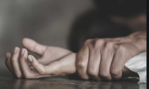 यौन संबंध बनाते समय युवक की मौत, लॉज के कमरे में महिला ने रस्सी से बांधा था पुरुष पार्टनर को