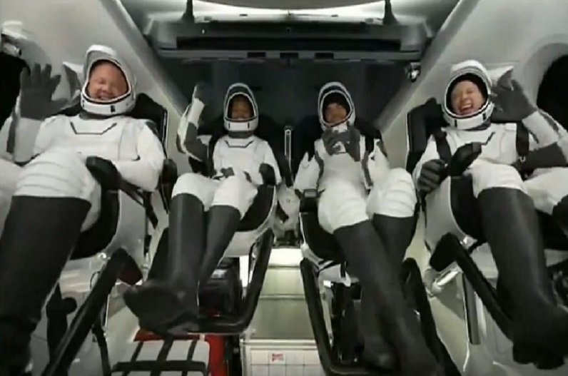 पहली बार 4 आम लोगों ने की अंतरिक्ष की सैर.. 3 दिनों बाद वापस धरती पर लौटे.. वीडियो जारी