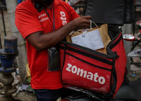 Zomato Delivery Boy Kisses 19 Year Girl