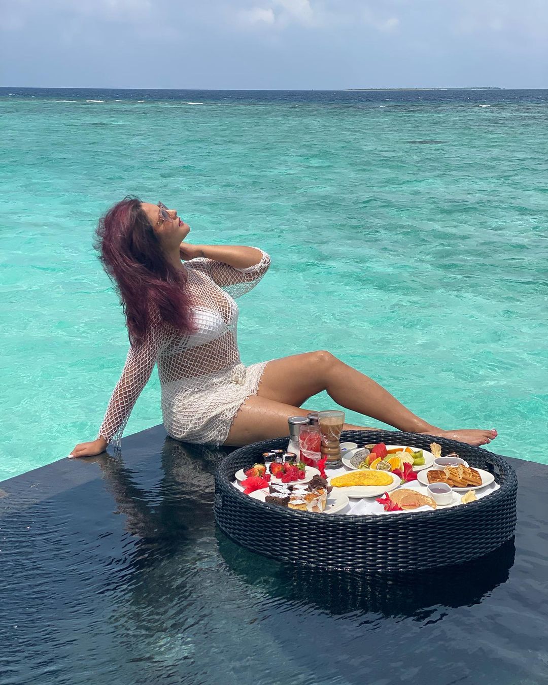 Rashami Desai ने नेटेड टॉप में फ्लॉन्ट किया फिगर, खूबसूरत अदाओं से उड़ाए फैंस के होश, देखें Viral तस्वीरें