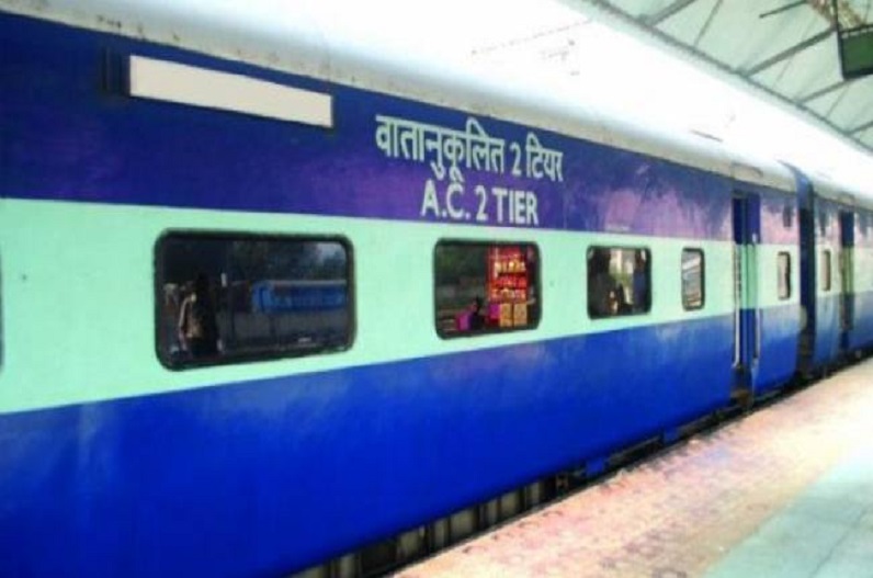 पटरी पर दौड़ी भारत की पहली एसी पार्सल ट्रेन, यात्री कोचों का भी किया गया इस्तेमाल