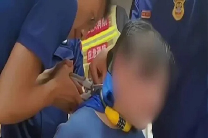 बच्चे ने अपने मां के गले में फंसा दिया साइकिल का लॉक, कॉम्बिनेशन कोड भी भूला, लेनी पड़ी पुलिस की मदद 