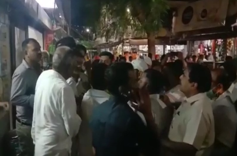 गांधी प्रतिमा के अनावरण के दौरान आपस में भिड़ गए थे कांग्रेस नेता, अब थाने पहुंचा मामला
