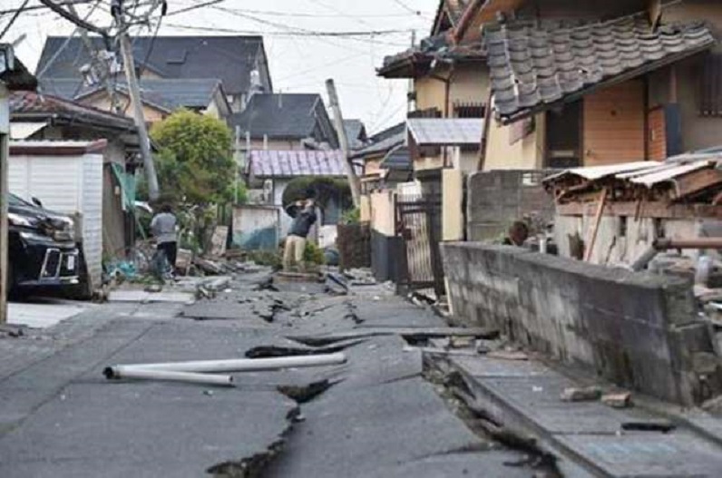भूकंप के झटकों से कांपी धरती, 3 लोगों की मौत.. यहां घर से बाहर भागकर लोगों ने बचाई जान