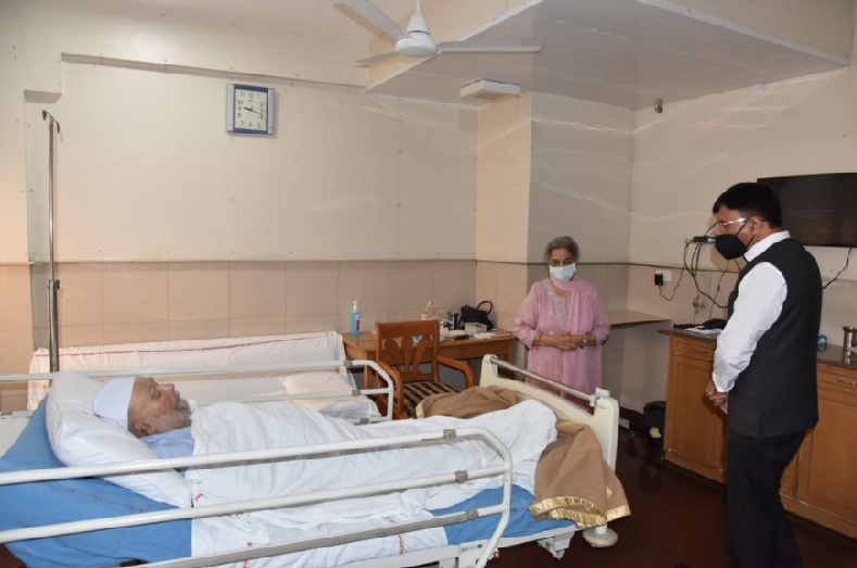 स्वास्थ्य मंत्री मंडाविया ने एम्स में मनमोहन सिंह से की मुलाकात, पीएम मोदी ने की जल्द स्वास्थ्य लाभ की कामना