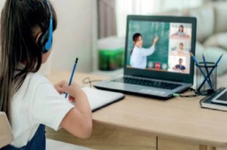 ऑनलाइन क्लास के दौरान कैमरा बंद करना भूल ये काम करने लगे थे शिक्षक, पूरा क्लास देख रहा था वो सब जो…