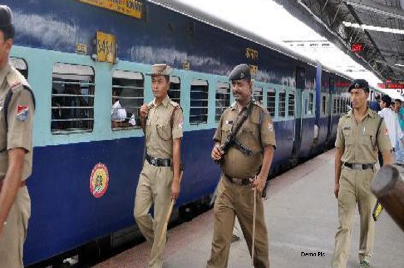 ट्रेन में फल बेचने वाली महिला इंजीनियर को RPF कांस्टेबल ने पीटा, सामने आई ये वजह