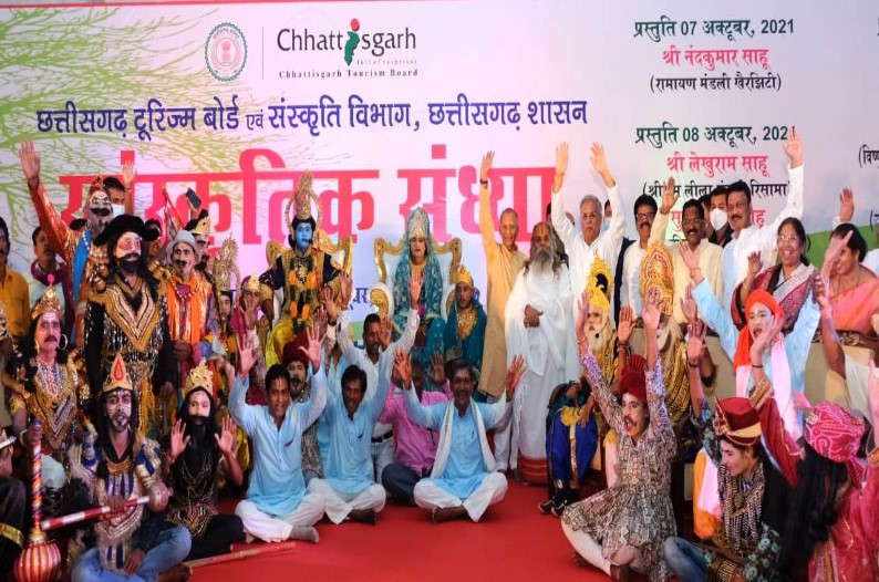 सीएम भूपेश बघेल ने राम लीला मण्डली के कलाकारों के बीच पहुंचकर बढ़ाया उनका उत्साह, पूजा-अर्चना की सुख-समृद्धि की कामना