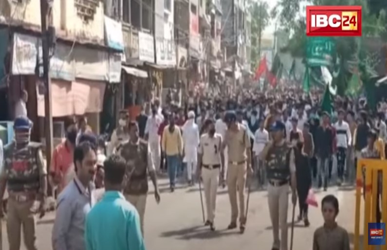 ईद मिलाद उन-नबी के जुलूस के दौरान पुलिस पर पथराव, हुड़दंगियों पर किया लाठीचार्ज