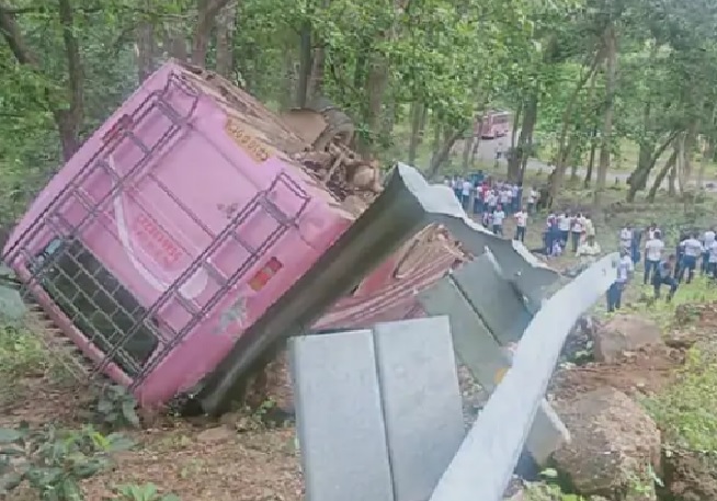 मैनपाट में बस हादसा, पुलिस जवानों से भरी बस 15 फीट नीचे खाई में गिरी, 12 घायल