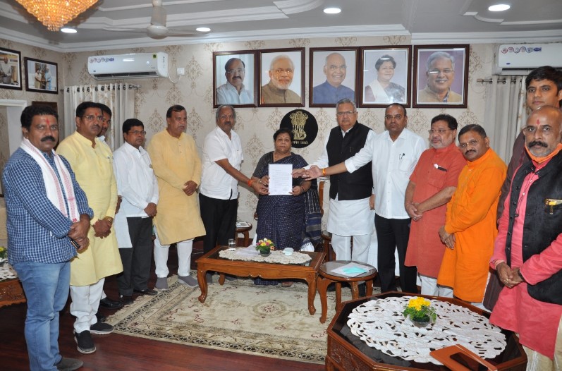 कवर्धा मामले को लेकर भाजपा नेताओं ने राज्यपाल अनुसुइया उइके से की मुलाकात, शहर के हालात से कराया अवगत