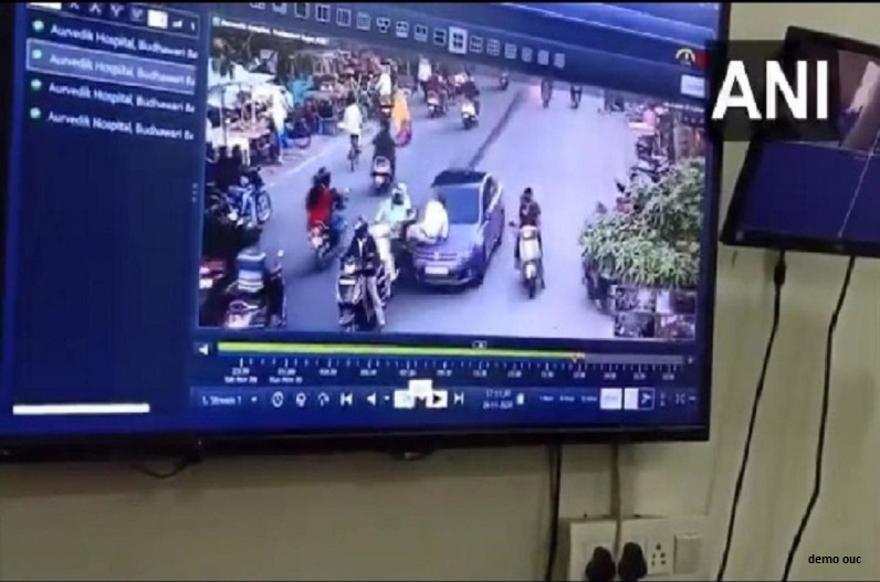 चालान काटने की बात सुनकर गुस्साए ड्राइवर ने पुलिसकर्मी को कार के बोनट पर बैठाकर 1 किलोमीटर तक घसीटा, फिर जो हुआ..