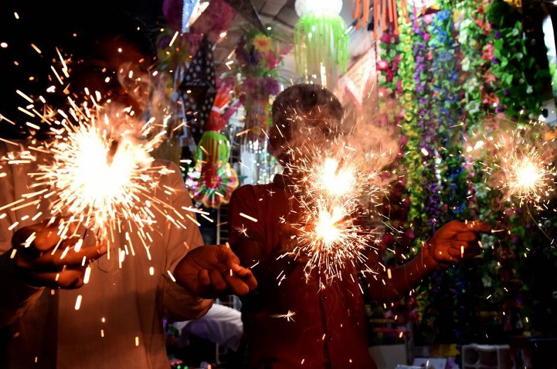 दिवाली पर कितने घंटे फोड़ सकेंगे पटाखें, जिला प्रशासन ने जारी किया आदेश