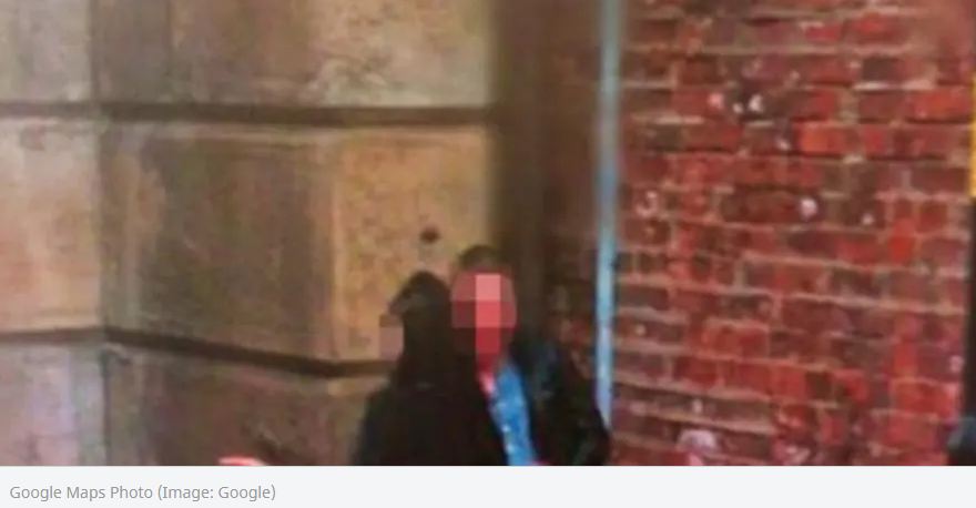 सड़क पर रोमांस करते कपल की Google कैमरे में कैद हुई तस्वीर! Google Map से एड्रेस खोज रही थी महिला