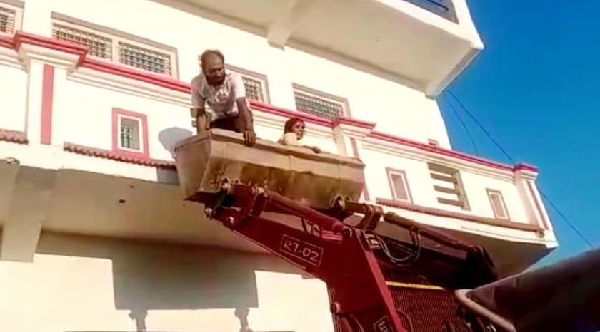 दूसरी मंजिल से युवती लगा रही थी बचाओ-बचाओ की गुहार, पता चला साली को बहला-फुसलाकर लाया था जीजा फिर…
