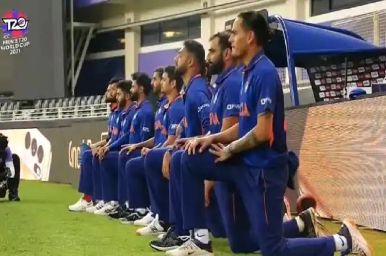 IND vs PAK : मैच से पहले घुटने के बल बैठी पूरी टीम इंडिया, जानें क्या है वजह…