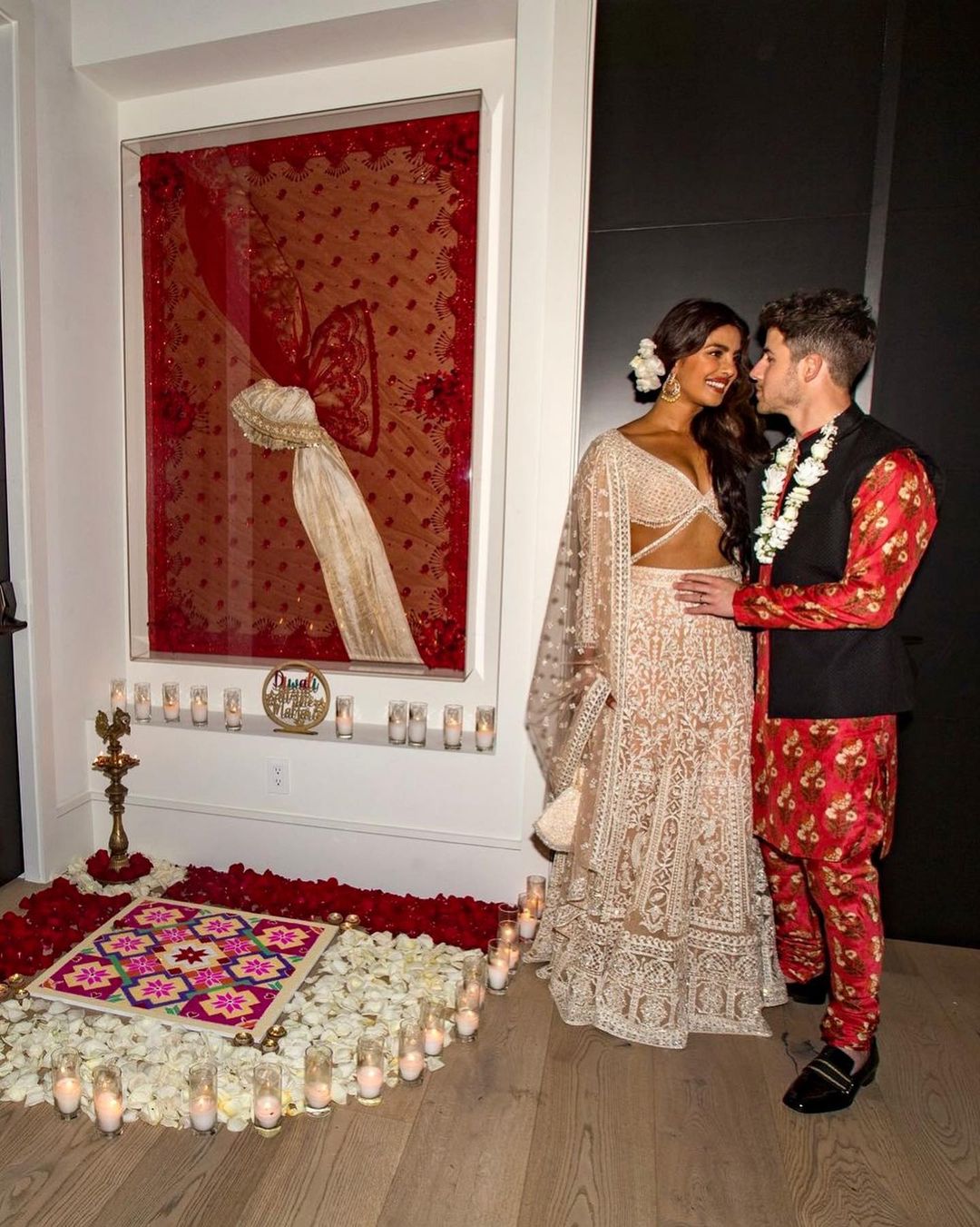 Priyanka Chopra और Nick Jonas की जोड़ी ने एक बार फिर मचाया धमाल, दिवाली पर लक्ष्मी पूजा करते आए नजर सोशल मीडिया पर वायरल हुई  सेलिब्रेशन की तस्वीरें
