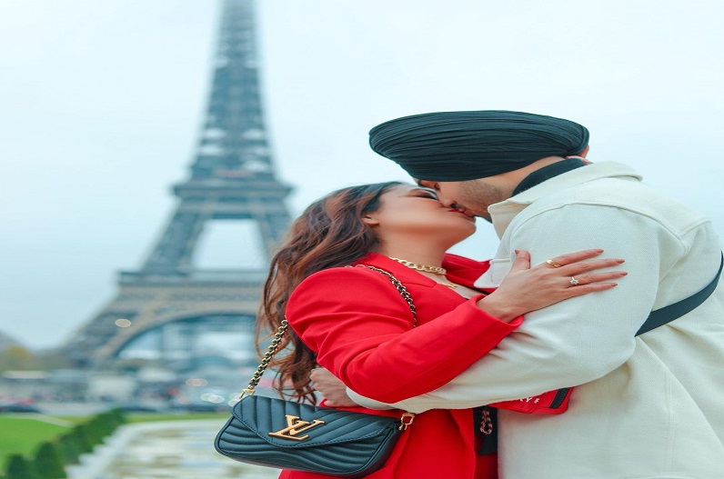 Neha-Rohanpreet प्यार के शहर पेरिस में हुए Romantic , बीच सड़क दोनों ने किया Kiss, देखें तस्वीरें