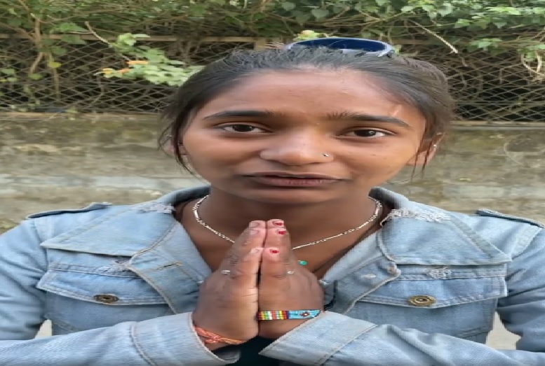 नहीं देखी कभी स्कूल, पैसे मांगने वाली लड़की की फर्राटेदार अंग्रेजी सुन हैरान रह गए अनुपम खेर, भेजेंगे स्कूल.. वीडियो किया शेयर