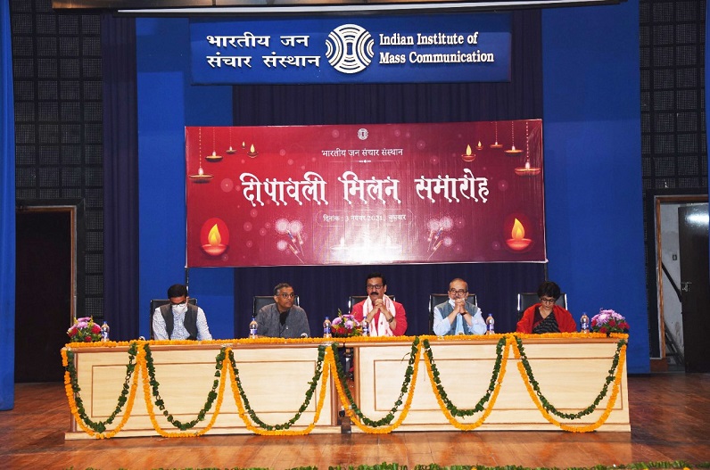 ‘सत्य और प्रकाश की ओर ले जाने वाला उत्सव है दीपावली’.. IIMC में दीपावली मिलन समारोह में   महानिदेशक प्रो. संजय द्विवेदी ने कही ये बात