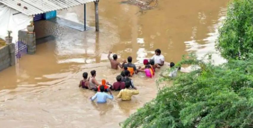 भारी बारिश ने मचाई तबाही, दो दर्जन से अधिक लोगों की मौत, नदी बनी सड़कें