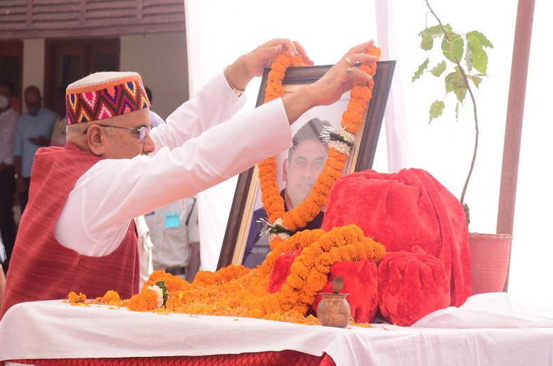 सीएम भूपेश बघेल ने खैरागढ़ विधायक देवव्रत सिंह के छायाचित्र पर पुष्प अर्पित कर दी श्रद्धांजलि, परिजनों से भेंट कर प्रगट की शोक संवेदना 