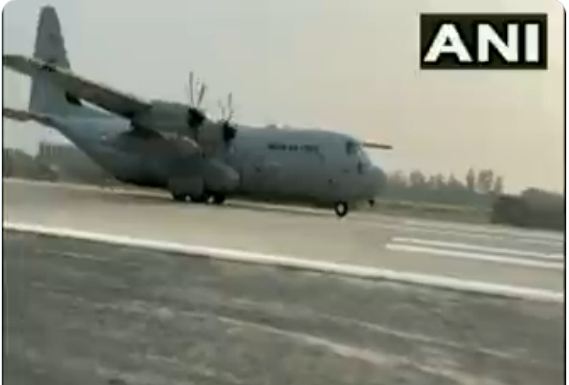 #WATCH: पूर्वांचल एक्सप्रेस-वे पर लैंड कराया गया भारतीय वायु सेना का विमान, 16 नवंबर को PM मोदी करेंगे लोकार्पण