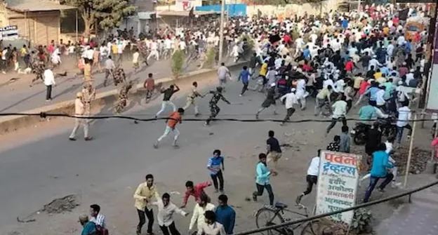 हिंसक प्रदर्शन के बाद पुलिस ने किया लाठीचार्ज, शहर में लगाया गया कर्फ्यू, त्रिपुरा हिंसा पर महाराष्ट्र में बवाल