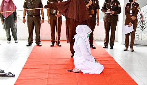 शादीशुदा महिला ने प्रेमी से बनाए संबंध, बेहोश होने तक बरसाए गए कोड़े, खड़े देखते रहे पुलिस अधिकारी