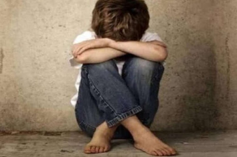 पिता ने 8 साल के मासूम को पंखे से लटकाया, फिर हाथ-पैर बांधकर की ये हरकत, वीडियो वायरल