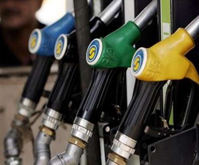 पेट्रोल 20, तो डीजल 15 रुपए हुआ महंगा, कच्चे तेल की कीमतों में इजाफा होने के बाद इस देश की सरकार ने बढ़ाए दाम