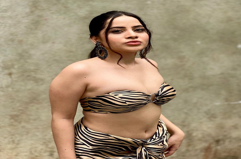 Urfi Javed Latest Photos: उर्फी जावेद ने फिर से सोशल मीडिया पर ढाया कहर, ऐसा टॉप पहनकर निकली घर से देखता रह गया हर कोई