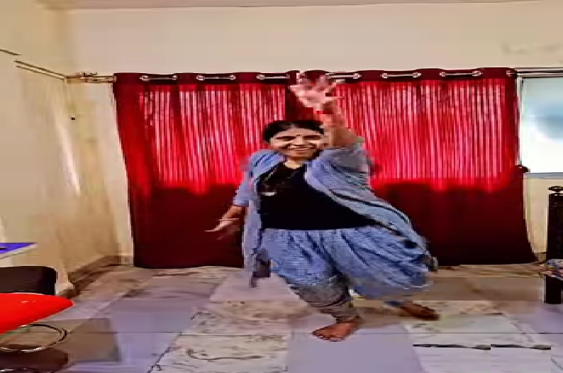 आंटी ने रूम में किया ‘हाहाकारी डांस’.. देखते रह जाएंगे वीडियो