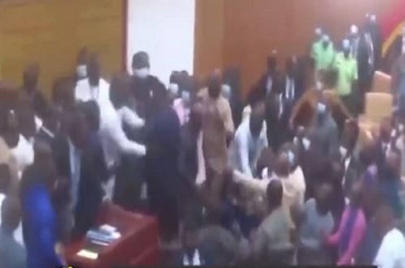 घाना की संसद बना अखाड़ा, सांसदों के बीच जमकर चले लात-घूसे, टैक्स बिल पर चल रही थी बहस