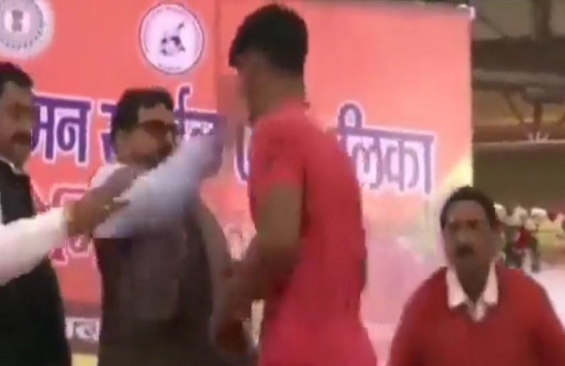 भाजपा सांसद ने मंच पर युवक को जड़ा तमाचा, जानिए क्या थी वजह? वायरल हुआ वीडियो