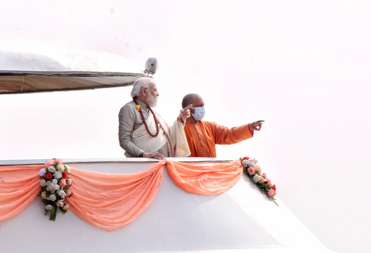 काशी विश्वनाथ धाम का लोकापर्ण करने वाराणसी पहुंचे पीएम मोदी ने मौजूद लोगों का अभिवादन स्वीकार किया. इसके बाद पीएम ने गेरुआ वस्त्र धारण किया. इसके बाद पीएम मोदी ने गंगा नदी में डुबकी लगाई. गंगा की लहरों के बीच पीएम मोदी लंबे समय तक रहे. उन्होंने स्नान करने के बाद पूजन और ध्यान किया. पीएम मोदी ने मां गंगा की गोद में उतरकर पूजा भी की. इस दौरान सुरक्षा के कड़े इंतजाम रहे.