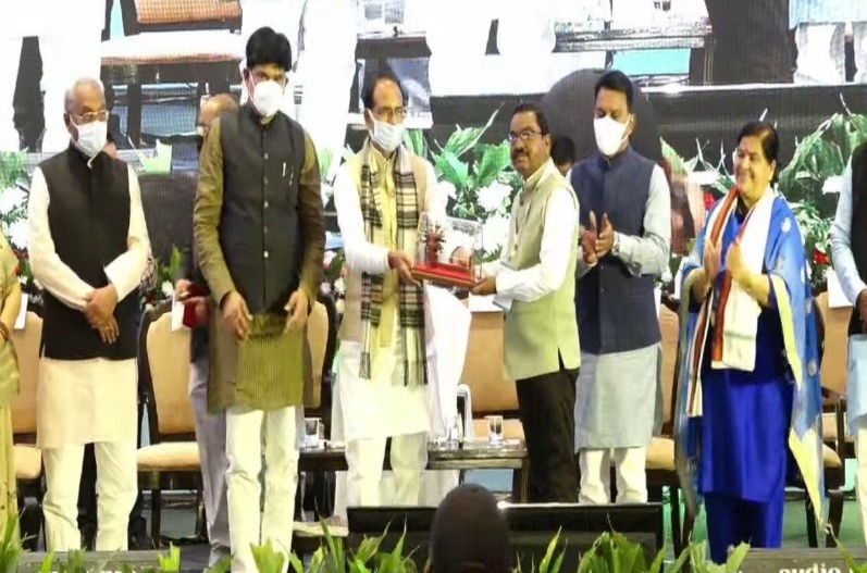 स्वच्छता प्रेरणा महोत्सव: सीएम शिवराज ने ‘गाड़ी वाला आया घर से कचरा निकाल’ गीत के रचयिता-गायक श्याम बैरागी को किया सम्मानित