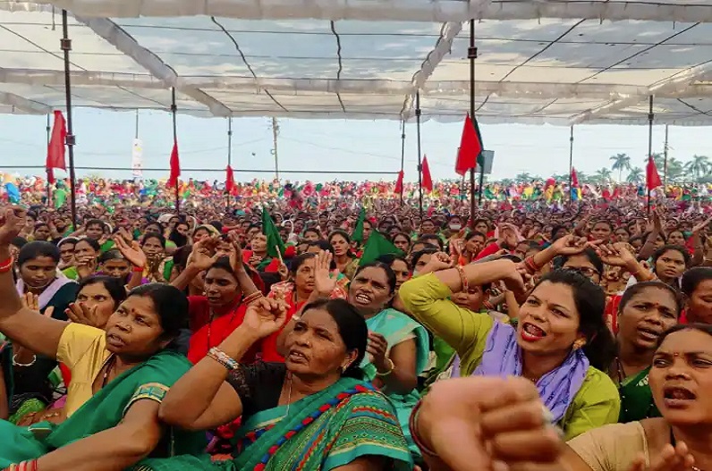 आंगनबाड़ी कार्यकर्ताओं की हड़ताल जारी, भाजपा नेताओं ने दिया समर्थन, पूर्व सीएम बोले- हमारी सरकार बनी तो मांगे होगी पूरी