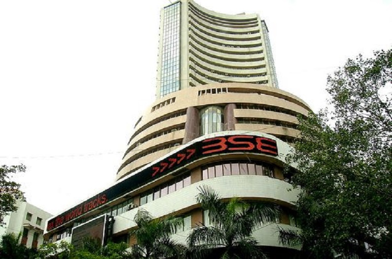 सप्ताह के पहले दिन शेयर बाजार में लौटी रौनक, सेंसेक्स 296 अंक की बढ़त के साथ बंद, टेक महिंद्रा को बंपर मुनाफा 