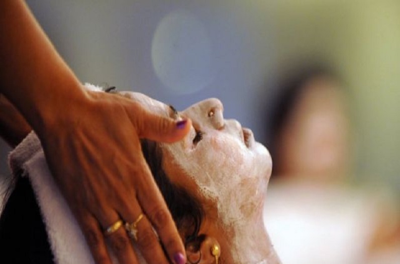 ब्यूटी पार्लर में महिला ग्राहकों के साथ ‘गंदा काम’, जब पहुंची पुलिस तो अंदर का नजारा देख उड़ गए होश