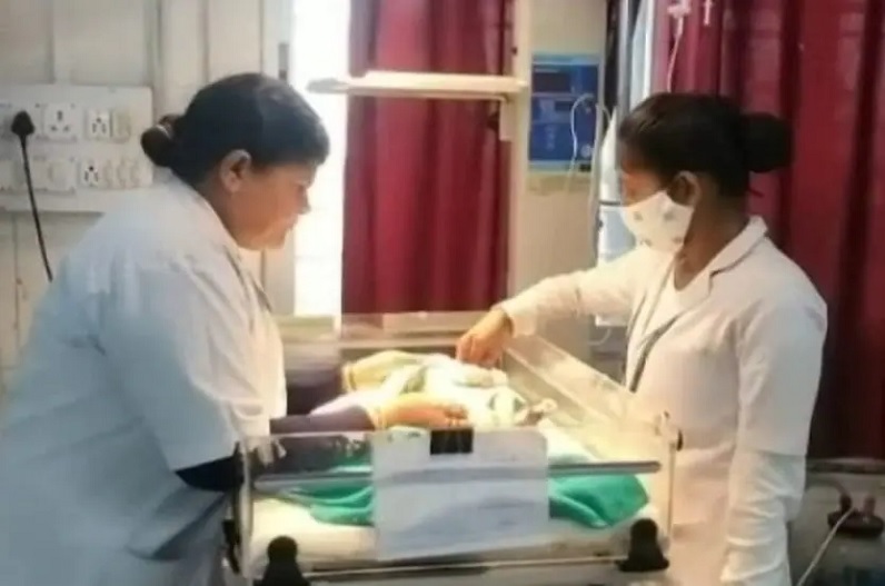 भारत में ‘प्लास्टिक बेबी’ का हुआ जन्म, डॉक्टर और परिजन हैरान, लोग बोले- ये तो अजूबा है..