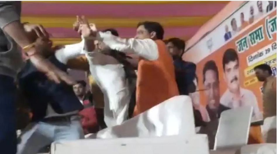 मंच पर बैठने को लेकर बवाल, BJP नेताओं के बीच गाली-गलौज और हाथापाई तक पहुुंची बात…देंखे वीडियो