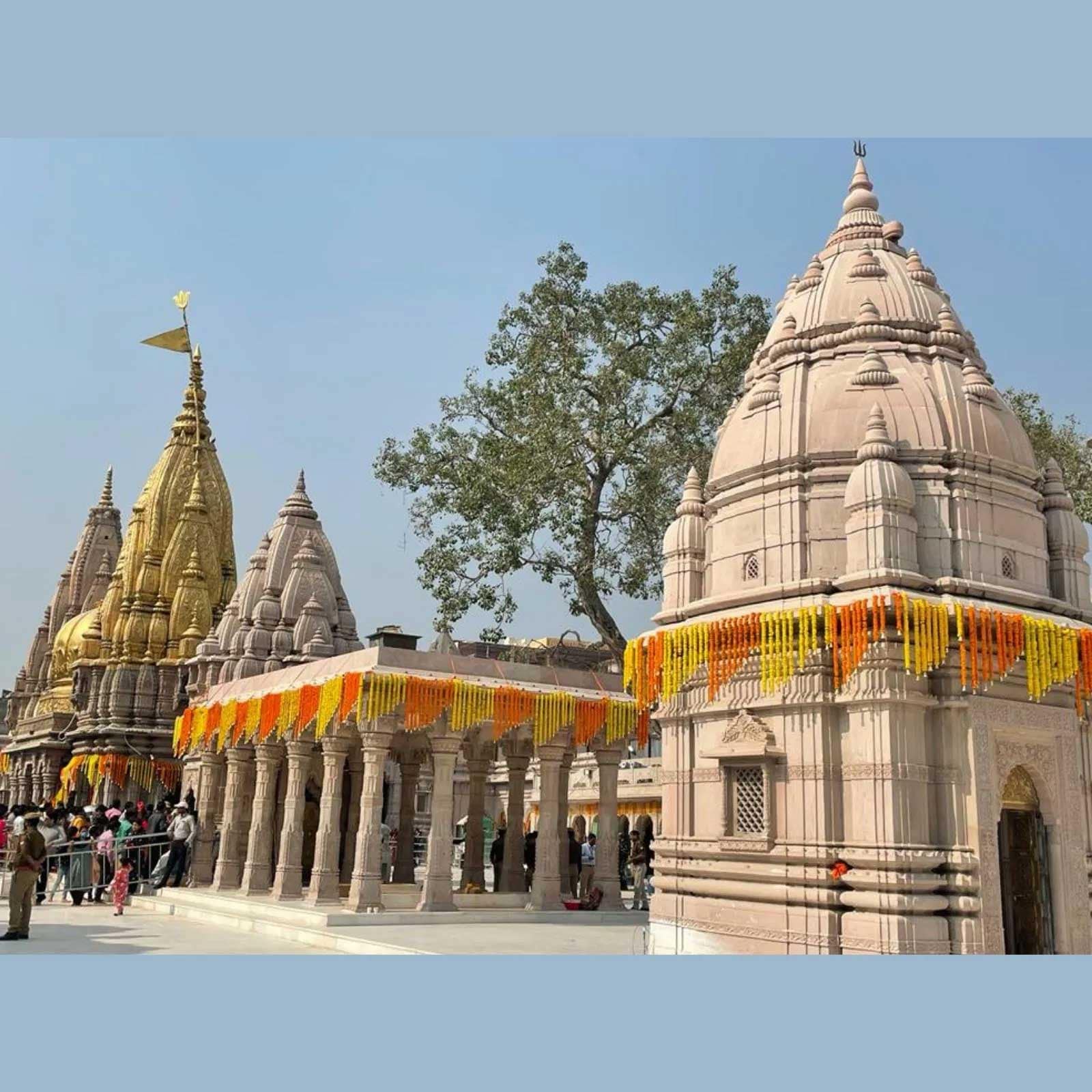 शिव भक्त प्रधानमंत्री नरेंद्र मोदी (PM Narendra Modi) आज काशी वासियों को ही नहीं बल्कि पूरे विश्व को काशी विश्वनाथ धाम (Kashi Vishwanath Dham) की सौगात देने जा रहे हैं. 8 मार्च 2019 को जिस विश्वनाथ धाम का प्रधानमंत्री का शिलान्यास किया था. करीब 33 महीने के बाद आज नव्य-भव्य काशी विश्वनाथ धाम पूरी तरह से बनकर तैयार हैं. करीब 250 साल पहले अहिल्याबाई ने विश्वनाथ मंदिर का जीर्णोद्धार करवाया था. उसके बाद अब प्रधानमंत्री नरेंद्र मोदी ने इसका कायाकल्प कर दिया है. जिसकी कल्पना भी किसी ने नहीं की थी आज वो सपना साकार हो चुका है. गंगा जल लेकर अब शिवभक्त सीधे बाबा विश्वनाथ का दर्शन कर सकेंगे. तस्वीरों से समझिए काशी विश्वनाथ धाम की खासियत.