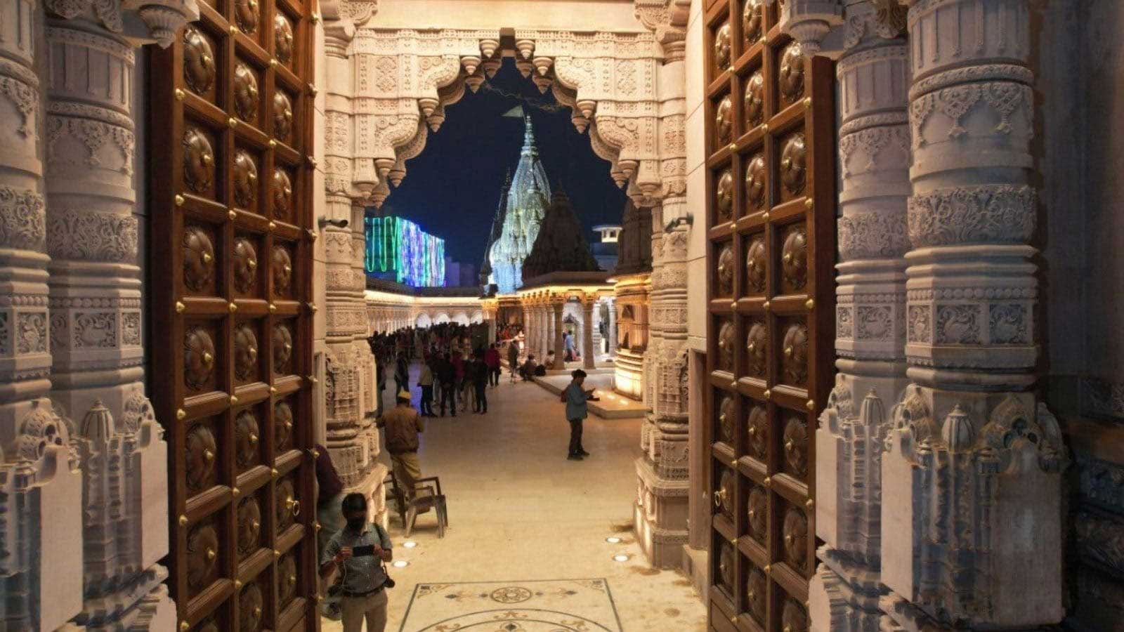 आज से पहले जब भी कोई श्रद्धालु बाबा विश्वनाथ के दर्श करने के लिए आता था तो उसे बनारस की तंग गलियों से होकर गुजरना पड़ता था. लेकिन अब इस कॉरिडोर के बनने के बाद श्रद्धालु गंगा घाट से सीधे बाबा विश्वनाथ के मंदिर में पहुंच जाएंगे. इस भव्य कॉरिडोर में छोटी बड़ी 23 इमारतें और 27 मंदिर हैं. इस पूरे कॉरिडोर को 50 हजार वर्ग मीटर के एक बड़े परिसर में बनाया गया है.