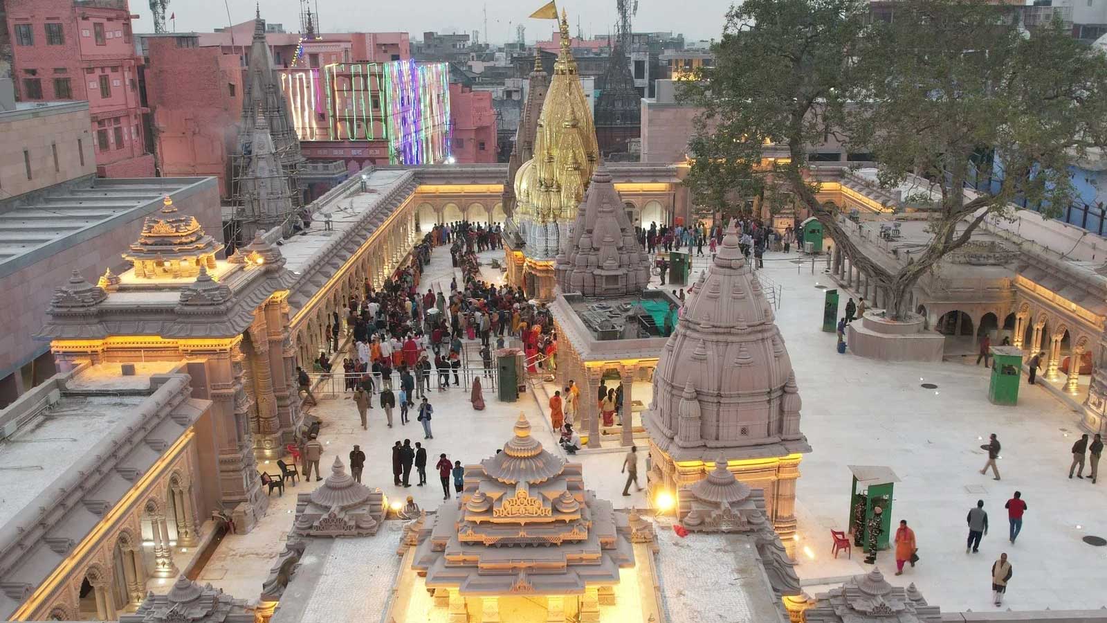 इस कॉरिडोर को तीन भागों में बांटा गया है. इसमें चार बड़े-बड़े गेट और परिक्रमा पथ पर 22 शिलालेख लगाए गए हैं जिसमें काशी की महिमा और इतिहास का भी जिक्र किया गया है. इसके निर्माण में चुनार के गुलाबी पत्थर, मकराना का सफेट मार्बल और वियतनाम से लाए गए खास पत्थरों का इस्तेमाल किया गया है.