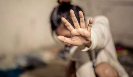 महिला से वकील समेत चार लोगों ने किया सामूहिक बलात्कार, पति को जमानत दिलाने के नाम पर बुलाए  फिर…