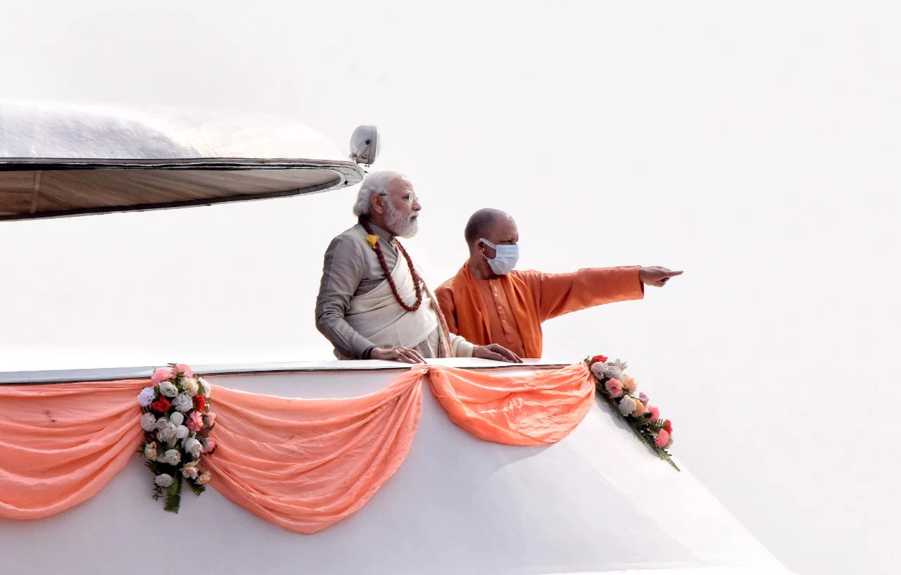 अपने निर्वाचन क्षेत्र वाराणसी आने के बाद प्रधानमंत्री नरेंद्र मोदी क्रूज के जरिए रविदास घाट पहुंचे. यहां उन्होंने संत रविदास की प्रतिमा पर पुष्पांजलि अर्पित की. साथ ही उन्होंने संत रविदास को नमन भी किया. शाम को 6 बजे पीएम गंगा आरती में शामिल होंगे. इस दौरान उनके साथ सीएम योगी भी नजर आए.