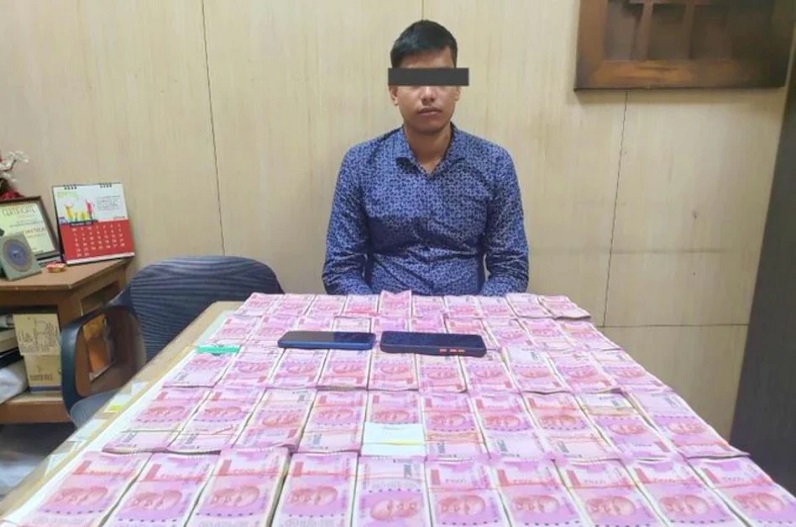 फुटपाथ पर मिले 1 करोड़ नगद, पूछताछ में शख्स ने कहा- ‘पता नहीं कहां से आया’, पुलिस हैरान